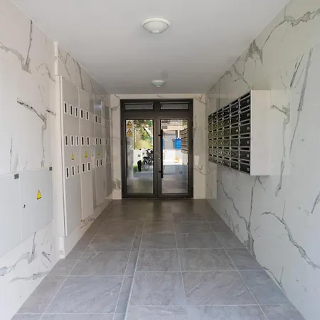 Golden Pineview Apartment *